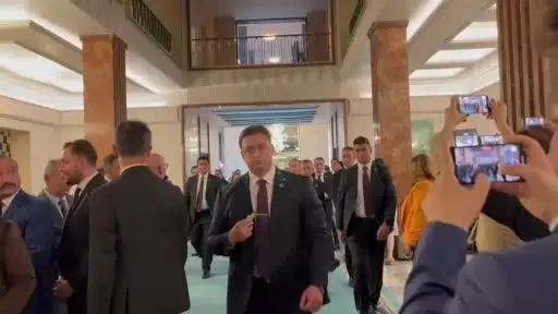 CHP Genel Başkanı Özel ile MHP Genel Başkanı kuliste selamlaştı