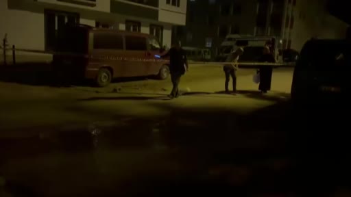 Annesiyle boşanma aşamasındaki babasını sokak ortasında bıçakladı