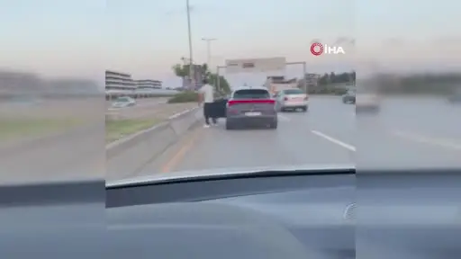 Otoyola atlayan ördek, duyarlı vatandaşlar ve trafik polislerinin müdahalesi ile kurtarıldı