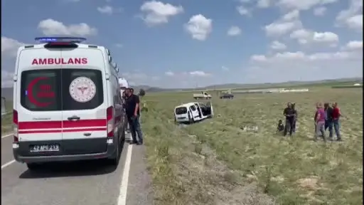 Konya’da lastiği patlayan hafif ticari araç takla attı: 2 yaralı