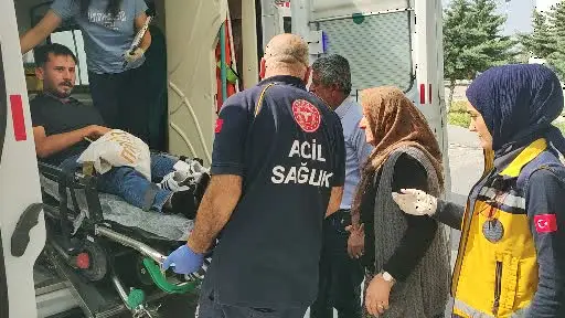 Bilettiği bıçakla koşarken çarptığı adamı yaraladı