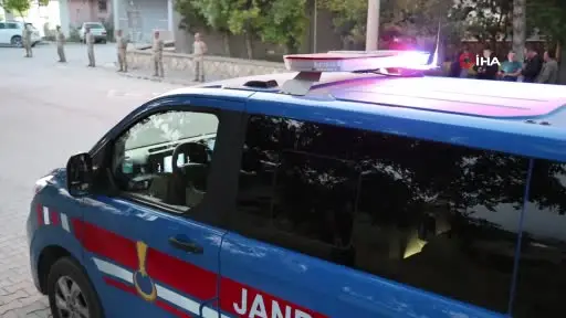 Önce kafasına vurdu, sonra boğazını kesip öldürdü