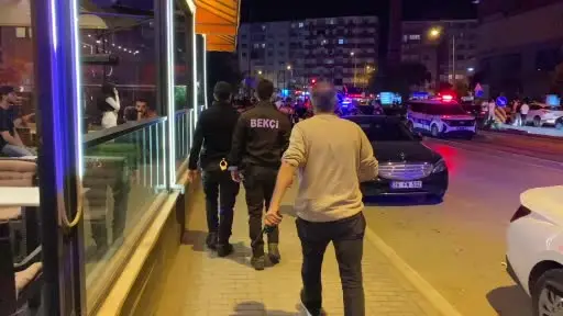 Elindeki satırla çevreye saldıran şahsa gözaltı