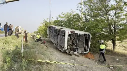 Konya’da yolcu otobüsü devrildi: 1 ölü, 23 yaralı