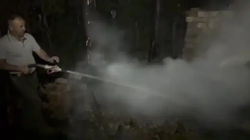 Çankırı’da kavak ağaçları ve baraka alevlere teslim oldu