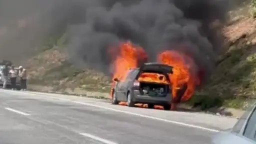 Sivas’ta seyir halindeki otomobil alev aldı, faciadan dönüldü