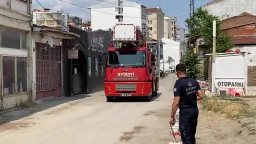 Yaklaşık 2 haftadır depoda mahsur kalan 6 köpek kurtarıldı