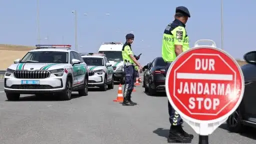 Koklayıp bulduğu uyuşturucuyu patisiyle böyle çıkarttı