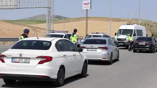 Yolcu otobüsündeki valizden kaçak sigara çıktı
