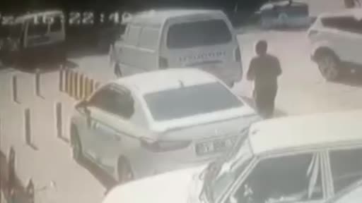 Önce tokalaştı sonra bacaklarından vurdu