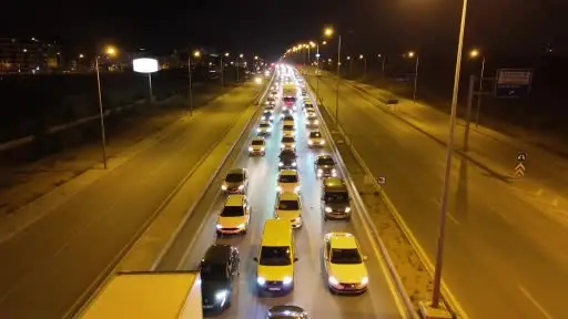 Tatilin son gecesinde trafik yoğunluğu zirve yaptı: 43 ilin geçiş güzergahı havadan görüntülendi