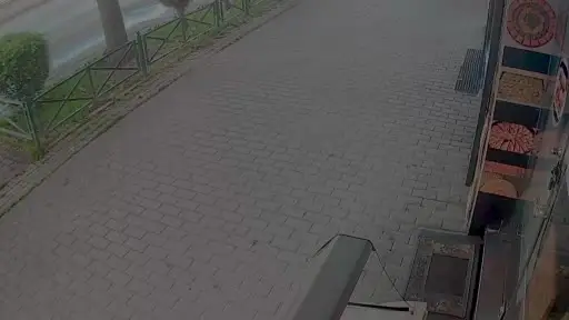 Sabah saatlerinde alkollü kadın sürücünün kullandığı araç tatlıcı dükkânına daldı, faciadan dönüldü