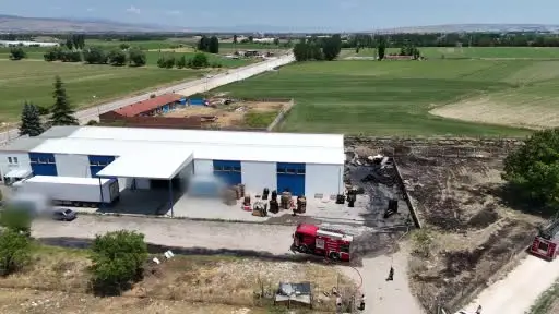 Süt fabrikasındaki paletler yandı: 1 yaralı