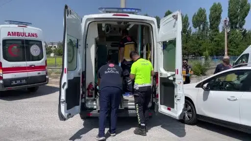 Ambulans ile otomobil kavşakta çarpıştı, 5 yaralı