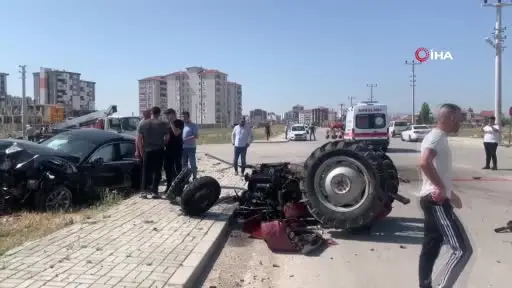 Otomobille çarpışan traktör parçalandı: 1 ölü