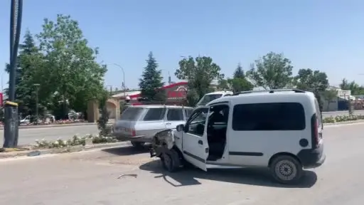 Karaman’da hafif ticari araç aydınlatma direğine çarptı: 1 yaralı