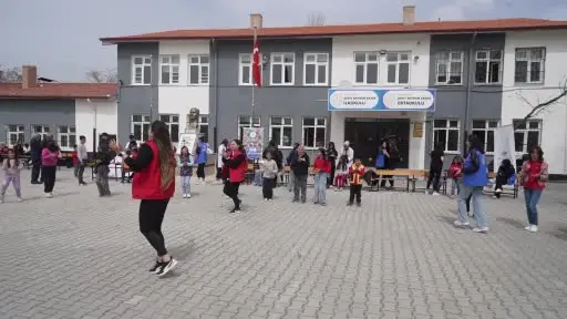 ’Dijitalden Uzaklaş’ sloganı ile çocuklar geleneksel oyunlarla eğlendi