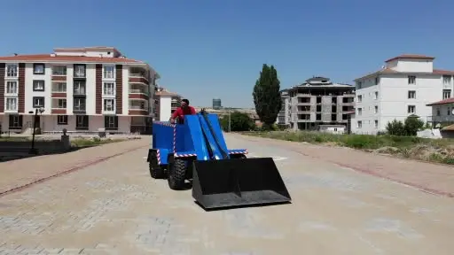 Kendi imkanlarıyla iş makinesi yapan genç, köy tarımına katkı sunmak istiyor