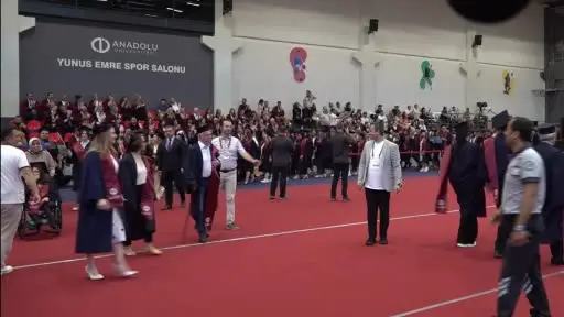 Yüzde 90 engelli kızının eğitimi için 21 yıldır çabalayan anne mezuniyet gururu yaşadı