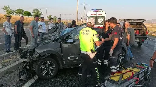 Aksaray’da 2 otomobilin çarpıştığı sıkışmalı kazada 2’si ağır 8 kişi yaralandı