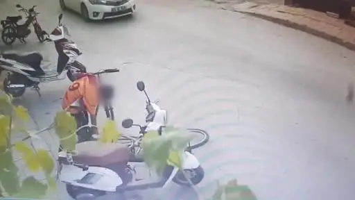2 bisikletin 40 saniyede çalındığı anlar güvenlik kamerasında
