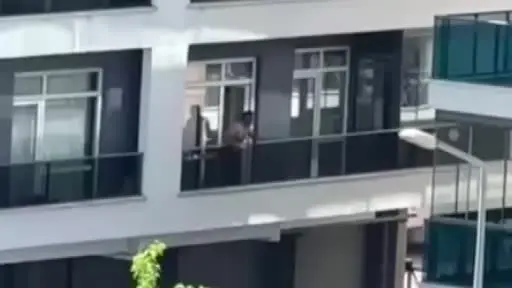 Balkona çıkıp bıçakla kendini yaraladı
