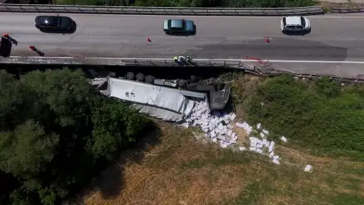 Kırıkkale’de un yüklü tır köprüden devrildi: 1 ağır yaralı