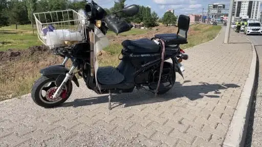 Tırın çarptığı elektrikli motosiklet sürücüsü ağır yaralandı