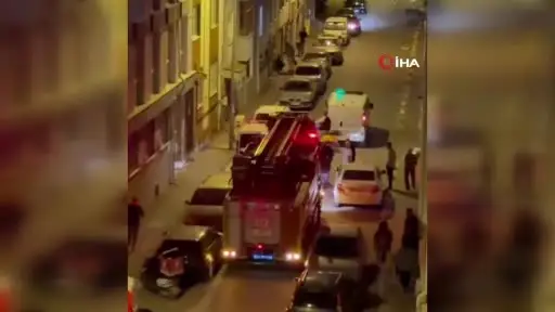 Apartmanı saran kötü kokular sonrası ekipler, çürümeye başlayan cesetle karşılaştı
