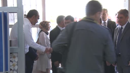Ankara Valisi Şahin öğrencilere karne dağıttı