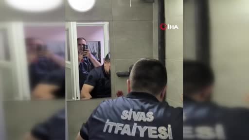 Kuaförün havalandırma boşluğuna sıkışan güvercini itfaiye ekipleri kurtardı