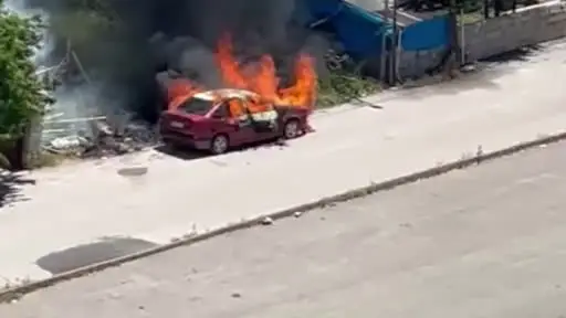 Park halindeki otomobil alev topuna dönerek kullanılamaz hale geldi