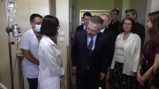 Hastanede tedavi gören öğrencilere karnelerini Vali Aksoy dağıttı