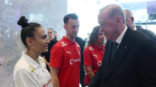 Cumhurbaşkanı Erdoğan, A Milli Kadın Voleybol Takımı ile bir araya geldi