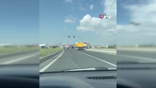Çubuk’ta personel servisi ile canlı hayvan yüklü kamyonet çarpıştı: 3 yaralı