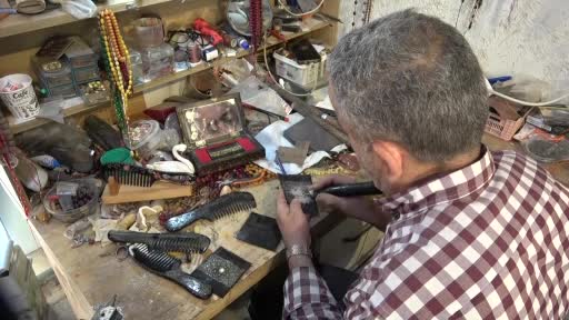 Unutulmaya yüz tutmuş kemik taraklar, işlenerek sanat eserine dönüştürülüyor