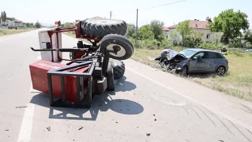 Traktör ile otomobil çarpıştı: 4 yaralı