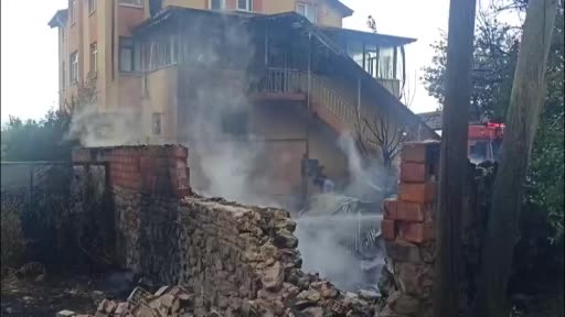 Otları temizlemek için yaktığı ateş, komşusunun evini yaktı