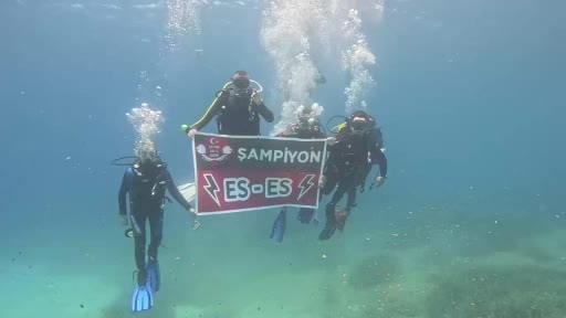 Eskişehirspor’un şampiyonluğunu denizin 26 metre altında kutladılar