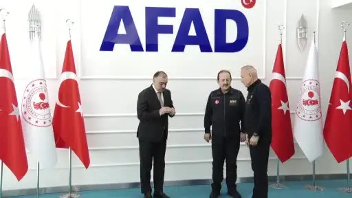 Azerbaycan’ın Ankara Büyükelçisi Mamadov, AFAD personeline işbirliği rozeti takdim etti