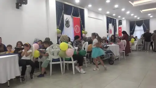 İhtiyaç sahibi çocuklar özel kostümlerle doğum günlerini kutladı