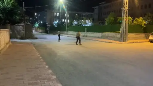 Tartışıp kovaladığı kişiyi bıçaklayıp kaçtı