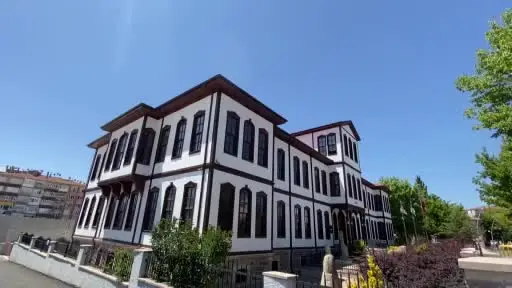 Ziyaretçilerini 8 buçuk milyon yıl öncesine götüren müze 30 bin kişiyi ağırladı