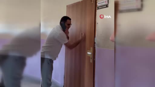 Emekliye ayrılan öğretmene duygusal veda