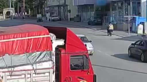 Açık kamyonet kasası kapağı yüzünden 15 yaşındaki kızın hayatını kaybettiği kaza kamerada