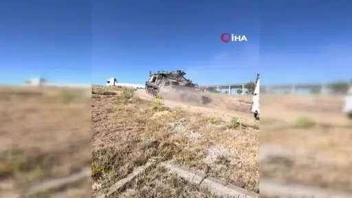 Yolda kalan tırların imdadına zırhlı tank yetişti