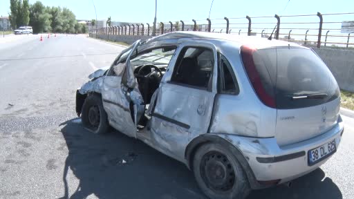 Otomobil direğe çarptı, hamile kadın ve bebeği öldü
