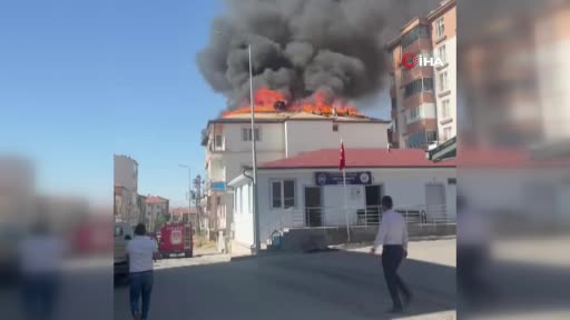 İki katlı evde çıkan yangın korkuttu