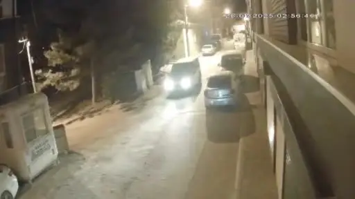 Bekçiden kaçarken panoya vuran ve havalanan araç güvenlik kamerasında