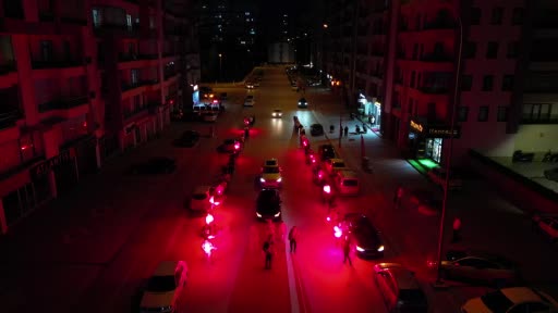 Mahalleyi festival alanına çevirerek kız istemeye gitti
